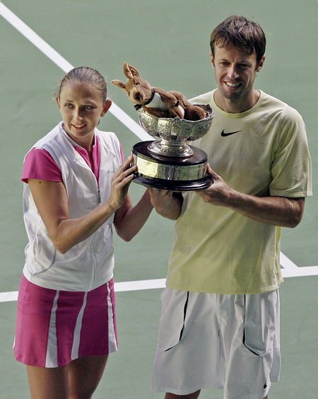 Ruská tenistka Jelena Lichovcevová a Daniel Nestor z Kanady s pohárem pro vítěze smíšené čtyřhry na Australian Open. | Foto: Reuters