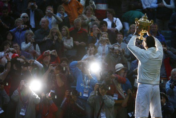 Španělský tenista Rafael Nadal pózuje před fotografy s trofejí pro vítěze Wimbledonu. | Foto: Reuters