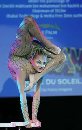 Slavný francouzský nový cirkus Cirque du Soleil se v lednu vůbec poprvé představí na středním Východě. Irina Naumenko předvádí svůj um novinářům v Dubaji. | Foto: Reuters