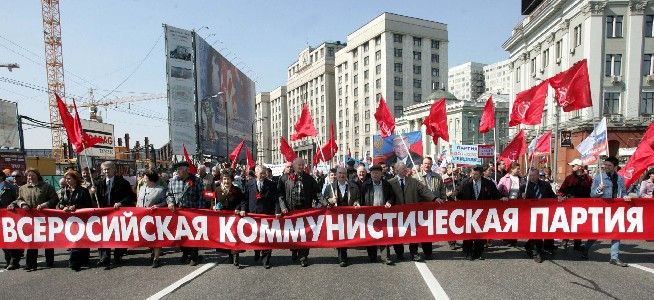 MOSKVA (Rusko) Komunisté z "Celoruské komunistické strany" během prvomájového pochodu centrem Moskvy. | Foto: Reuters