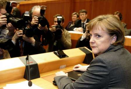 German Chancellor Angela Merkel sits before addressing the European Parliament in Brussels March 28, 2007. The European Union must be ready to impose tougher sanctions on Sudan over its behaviour in the province of Darfur if the United Nations is unable to agree, Merkel said on Wednesday. REUTERS/Yves Herman (BELGIUM) | Foto: Aktuálně.cz