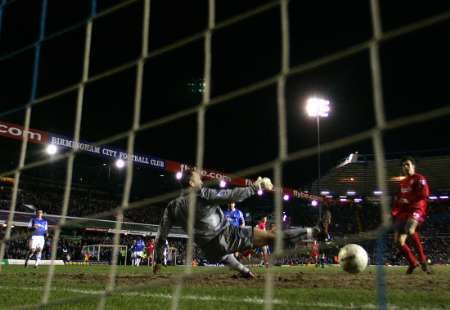 Fernando Morientes skóruje podél Maika Taylora během čtvrtfinále FA Cupu | Foto: Reuters