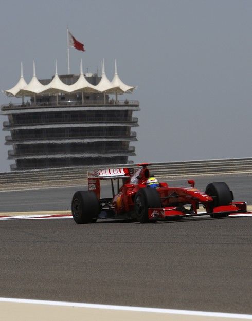 Pilot Ferrari Felipe Massa se pokouší v Bahrajnu zapomenout na poslední neúspěšné závody. Neúspěšně | Foto: Sport