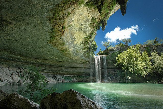 Hamilton Pool, Texas / USA Tento úžasný přírodní jeskynní bazén v Texasu byl vytvořen před několika tisíci lety. Mezi nejvýraznější rysy tohoto bazénu patří 14 m vysoký vodopád. | Foto: AČCKA