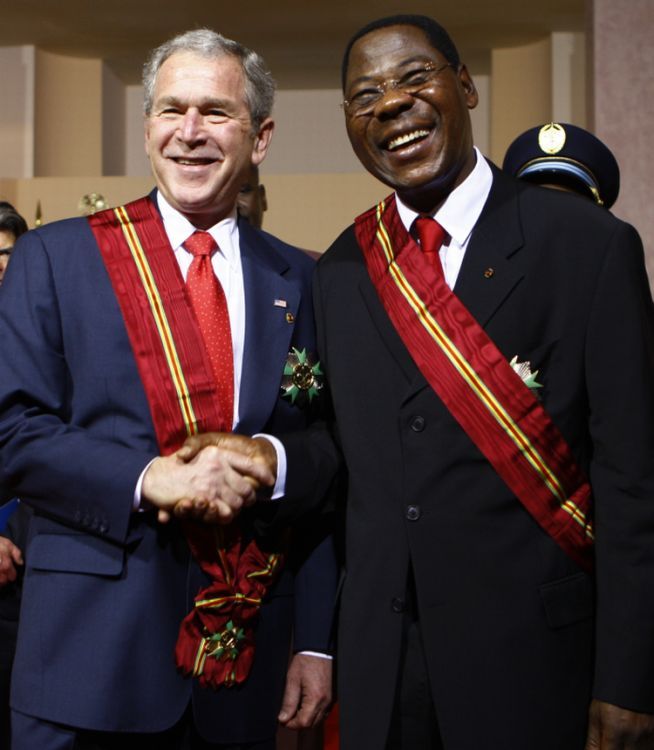 George Bush se zdraví s prezidentem Beninské republiky Thomasem Boni Yayim. Cotonou, 16.2.2008 | Foto: Reuters