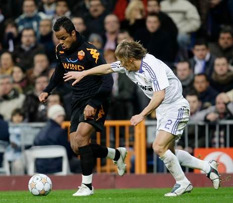 Mancini z AS Řím (vlevo) v souboji o míč se Salgadem z Realu Madrid | Foto: Reuters