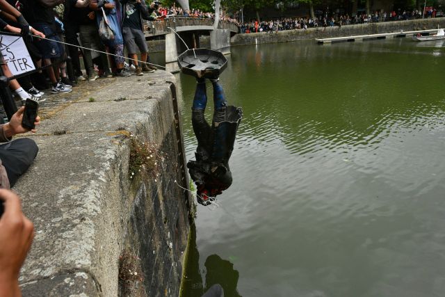 Demonstranti v Bristolu strhli sochu otrokáře. | Foto: ČTK/AP/Ben Birchall