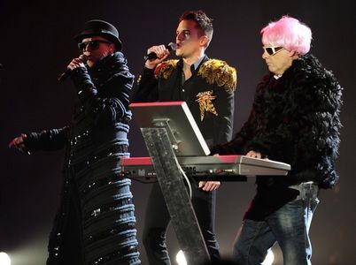 Pet Shop Boys již předem získali bilanční cenu za významný přínos hudbě a jejich vystouepní završilo ceremoniál | Foto: Reuters