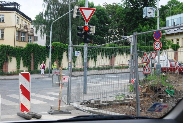 Stavební ohrada komplikující výhled na přechod | Foto: Radek Pecák