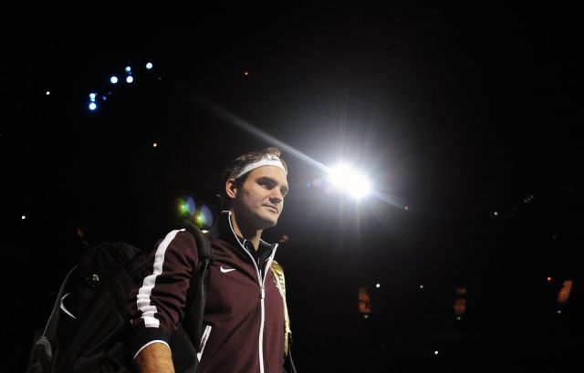 Roger Federer nastupuje ke svému zápasu s del Potrem. | Foto: Reuters