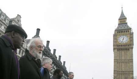 Arcibiskup z Yorku John Sentamu (vlevo) a jeho kolega z Canterbury Rowan Williams rozjímají spolu s dalšími účastníky pochodu před britským parlamentem | Foto: Reuters