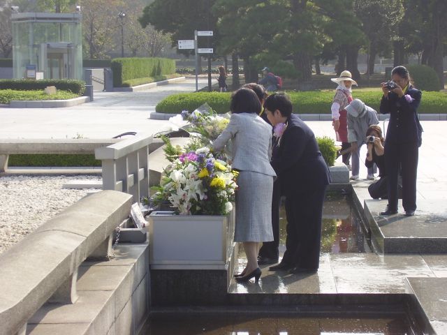 Japonci nosí k památníku denně čerstvé květiny. | Foto: Martin Novák