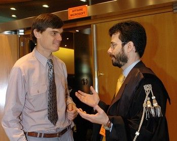 Andrew Tridgell, zakladatel firmy Samba software hovoří s Carlem Pianem, právníkem "Free Software Foundation Europe" u Soudu první instance v Lucembursku. | Foto: Reuters