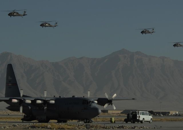 Letadlo C-130 Hercules a vrtulníky UH-60 Blackhawk na základně v Bagrámu | Foto: Joshua T. Jasper