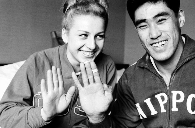 Olympijské hry v Tokiu 1964: Věra Čáslavská s japonskou gymnastickou hvězdou Jukiem Endem. | Foto: PhotoKishimoto / Wikipedia / Public domain