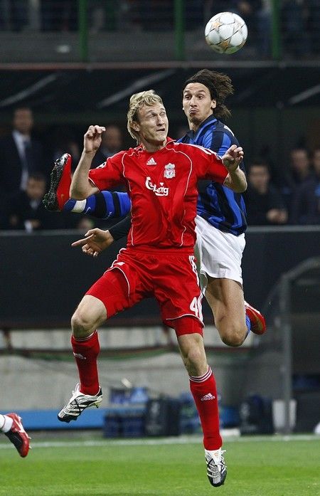 Sami Hyppia z Liverpoolu podstupuje vzdušný souboj se Zlatanem Ibrahimovičem z Interu Milán | Foto: Reuters