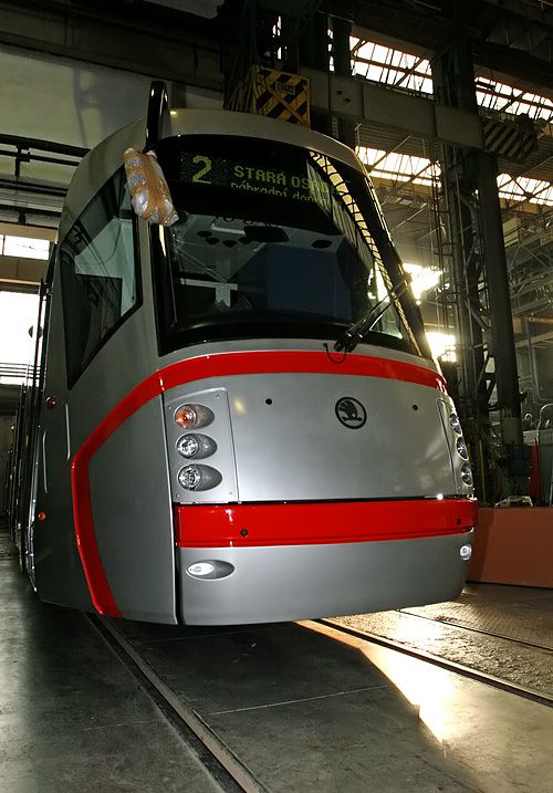 Tramvaj Škoda 13T s designem od Porsche určená pro Brno. Říká se o ní, že je to tramvaj bez kompromisů - někdo ji miluje a někdo nenávidí. | Foto: Tomáš Adamec, Aktuálně.cz