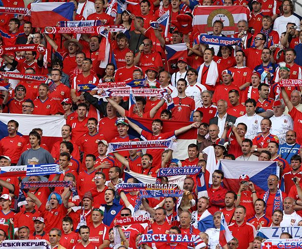 Stade de Geneve si před zahájením utkání vyslechla téměř sborově zazpívanou hymnu České republiky. | Foto: Tomáš Adamec, Aktuálně.cz