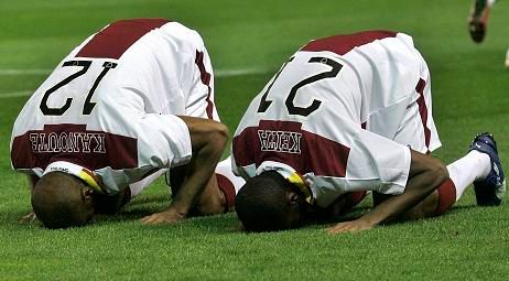 Frederic Kanoute a Seydou Keita ze Sevilly slaví branku do sítě Fenerbahce | Foto: Reuters