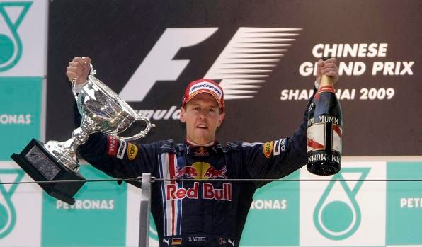 Sebastien Vettel slaví svůj triumf v Číně | Foto: Reuters