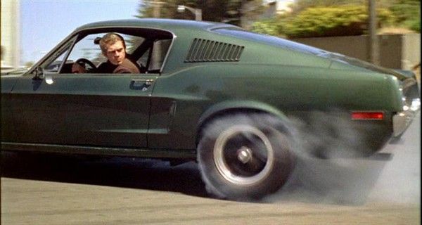 O 7 milionů je bohatší i Steve McQueen, který je na snímku ve slavné automobilové honičce z filmu Bullitův případ. | Foto: Aktuálně.cz