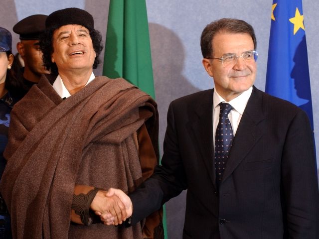 Předseda Evropské komise Romano Prodi uvítal 27. dubna 2004 v Bruselu libyjského předáka Muammara Kaddáfího. | Foto: ČTK