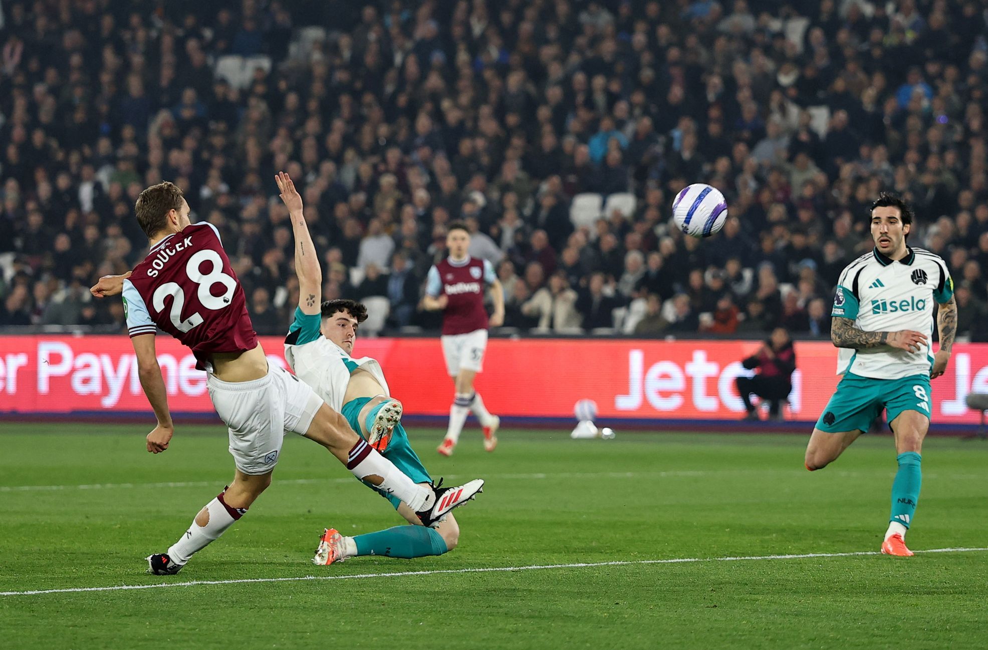 Souček’s Missed Opportunity Leads to West Ham’s Fall, Lazio Ties the Match