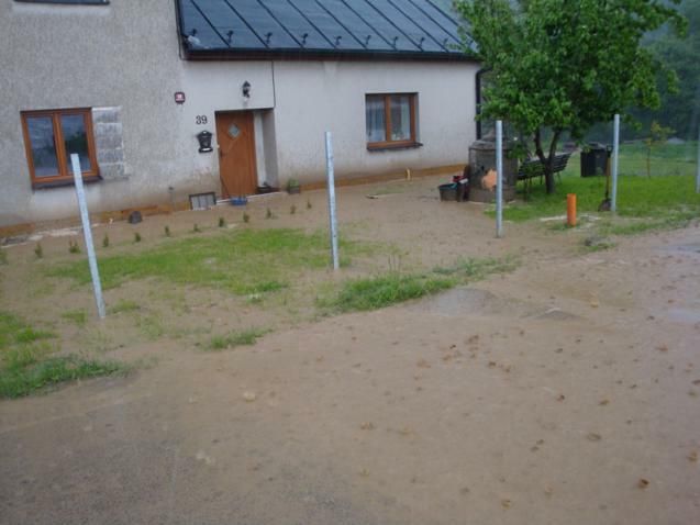 ... při sesuvech půdy z polí jsou pak obydlí zaplavena nejen vodou, ale i bahnem. | Foto: Kooperativa