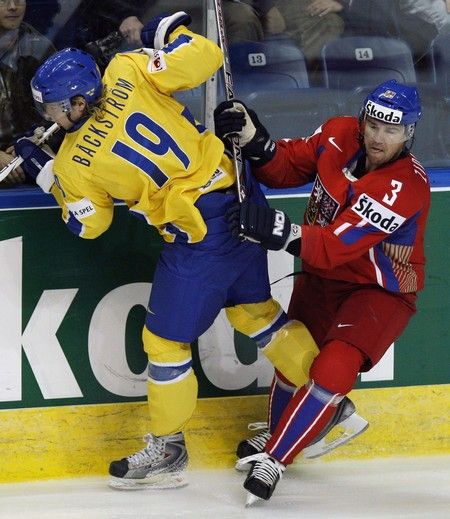 Marek Židlický bojuje s Nicklasem Bäckströmem. | Foto: Reuters