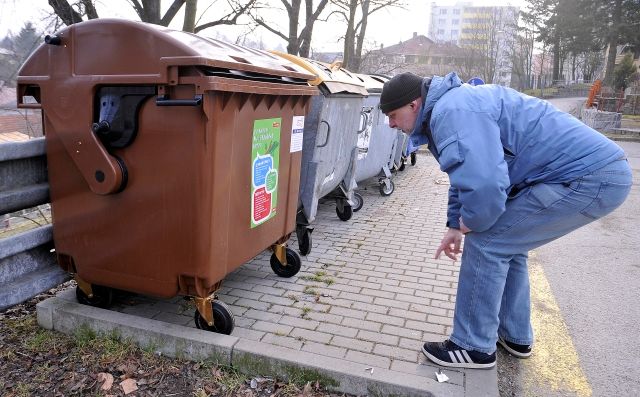 Osmnáct hnědých kontejnerů na bioodpad rozmístili 28. února 2015 pracovníci technických služeb v jihlavské čtvrti Na Slunci. | Foto: ČTK