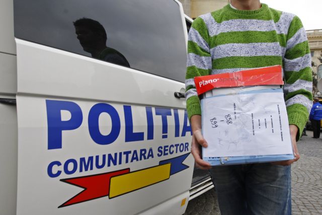 Krabice s volebními lístky na cestě do sídla Centrální volební komise v Bukurešti. | Foto: Reuters