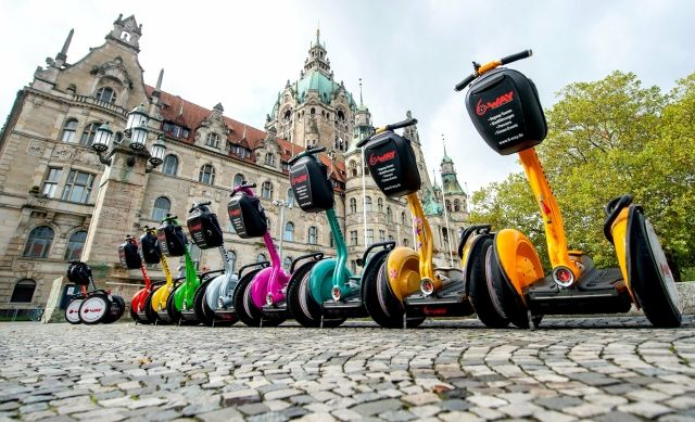 Barevné segwaye v Berlíně | Foto: ČTK