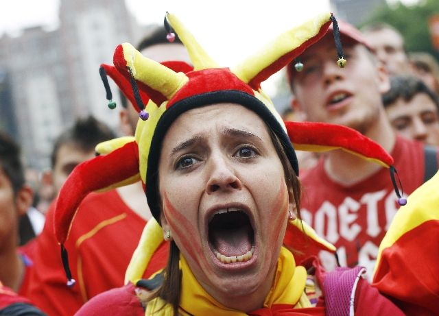 Fanynka Španělska si prožila v prvním zápase svého týmu šok, úřadující mistři Evropy totiž podlehly švýcarsku. | Foto: Reuters