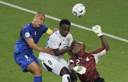 Ital Fabio Cannavaro (vlevo) bojuje o míč s ghanskými hráči Michaelem Essienem a Richardem Kingstonem. | Foto: Reuters