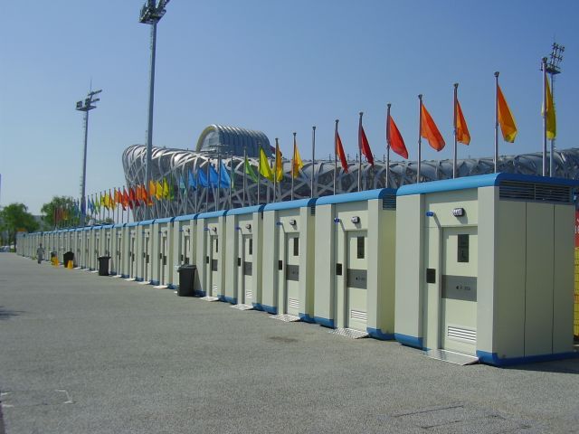 Zásoba mobilních záchodků před olympijským stadionem. | Foto: Martin Novák