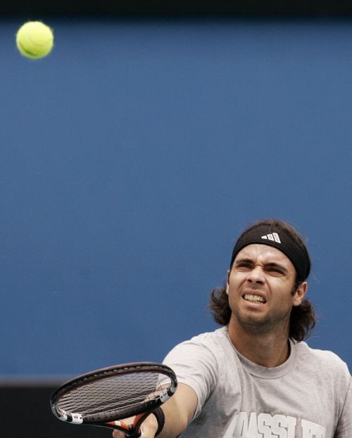 Chilan Fernando Gonzalez se připravuje v Melbourne na Australian Open. | Foto: Reuters