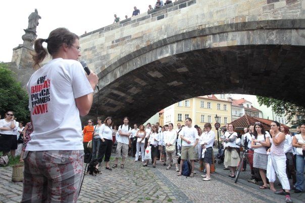 Pod Karlovým mostem v Praze se při protestu za osvobození Aun Schan Su Ťij a demokracii v Barmě sešlo přes sto lidí. | Foto: Lukáš Žentel