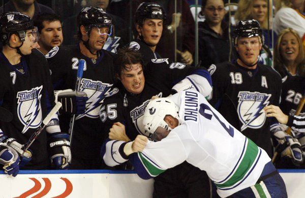 Václav Prospal (vlevo s číslem 20) komentuje na střídačce Tampy Bay boxerský zápas Shane O'Brien (Tampa Bay) vs. Mattias Öhlund (Vancouver). | Foto: Reuters