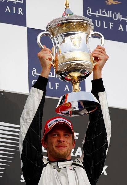 Jenson Button s trofejí pro vítěze VC Bahrajnu | Foto: Reuters