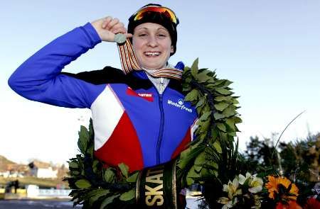 Česká rychlobruslařka Martina Sáblíková vybojovala titul mistryně Evropy. Na fotce se ze zlaté medaile raduje při slavnostním ceremoniálu. | Foto: Reuters