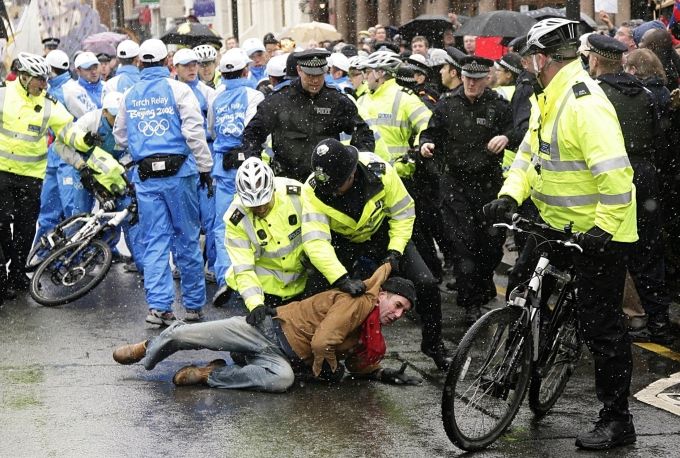 ...následující okamžiky pro něj již tak úspěšné nebyly. Policie jej s pomocí "pochodňové eskorty" rychle paralyzovala. | Foto: Reuters