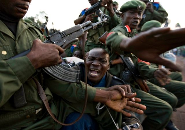 Vojáci konžské armády bijí zajatce poblíž hlavního města Severního Kivu Gomy | Foto: Reuters