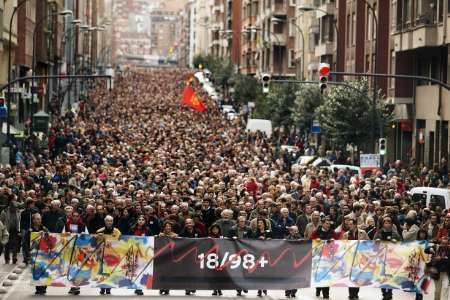 Demonstrace ve španělském Bilbau měla upozornit na probíhající proces s 56 baskickými nacionalisty, kteří čelí obvinění z napomáhání teroristům z ETA. | Foto: Reuters