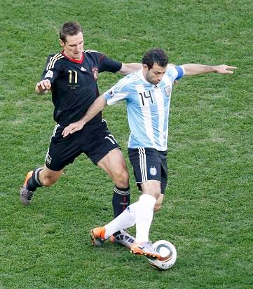 Javier Mascherano a Miroslav Klose | Foto: Sport