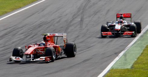 Alonso jej v poslední třetině závodu předjel zpátky | Foto: Reuters