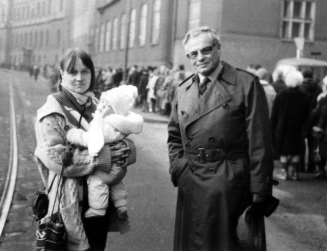 Jan Štern , 1924 – 21. 8. 2012, básník, novinář a disident 
 Ve věku 87 let zemřel někdejší mluvčí Charty 77, novinář a publicista Jan Štern. Za svého života si prošel útrapami nacistického koncentračního tábora i komunistické totality, po roce 1989 stál u zrodu Občanského fóra. 
 Článek: 
 http://aktualne.centrum.cz/domaci/spolecnost/clanek.phtml?id=755110 | Foto: ČTK