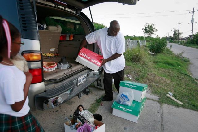 Obyvatelé New Orleans se připravují na evakuaci | Foto: Reuters