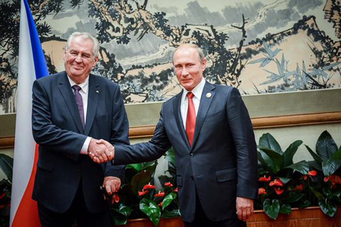 Zeman ha incontrato Putin in Cina, dove hanno discusso di IS e commercio