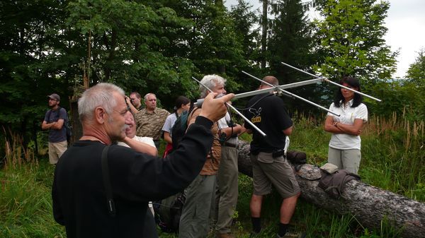 Radiospecialista Lubomír Peške se snaží zachytit signál prvního orla. | Foto: Ondřej Netočný