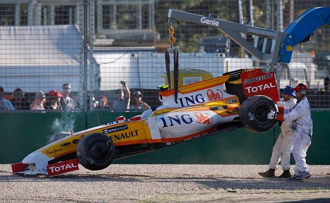 Poškozený vůz Piqueta | Foto: Reuters